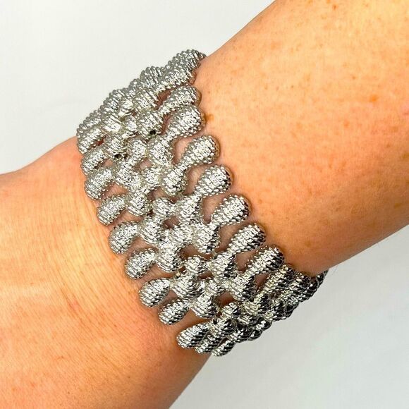 *3/$20* Shiny textured silver tone bracelet - Picture 1 of 3